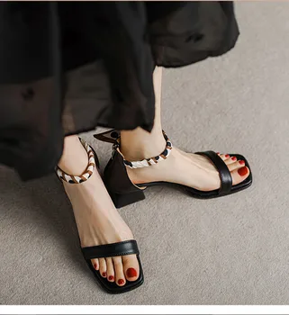 Veľká veľkosť Nadrozmerná Veľké veľkosti sandále pre ženy a dámy Štvorcové prst hrubé podpätky sandále s štýlový jeden riadok popruhu dizajn