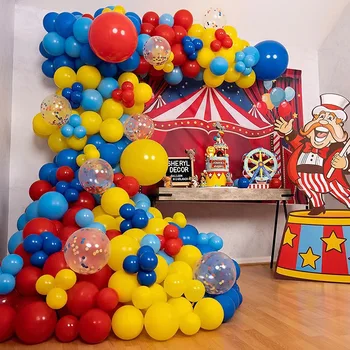 Červené, žlté a modré latexový balón reťazca vyhovovali klaun cirkus strany detí dieťa narodeniny pozadí dekorácie usporiadanie loptu
